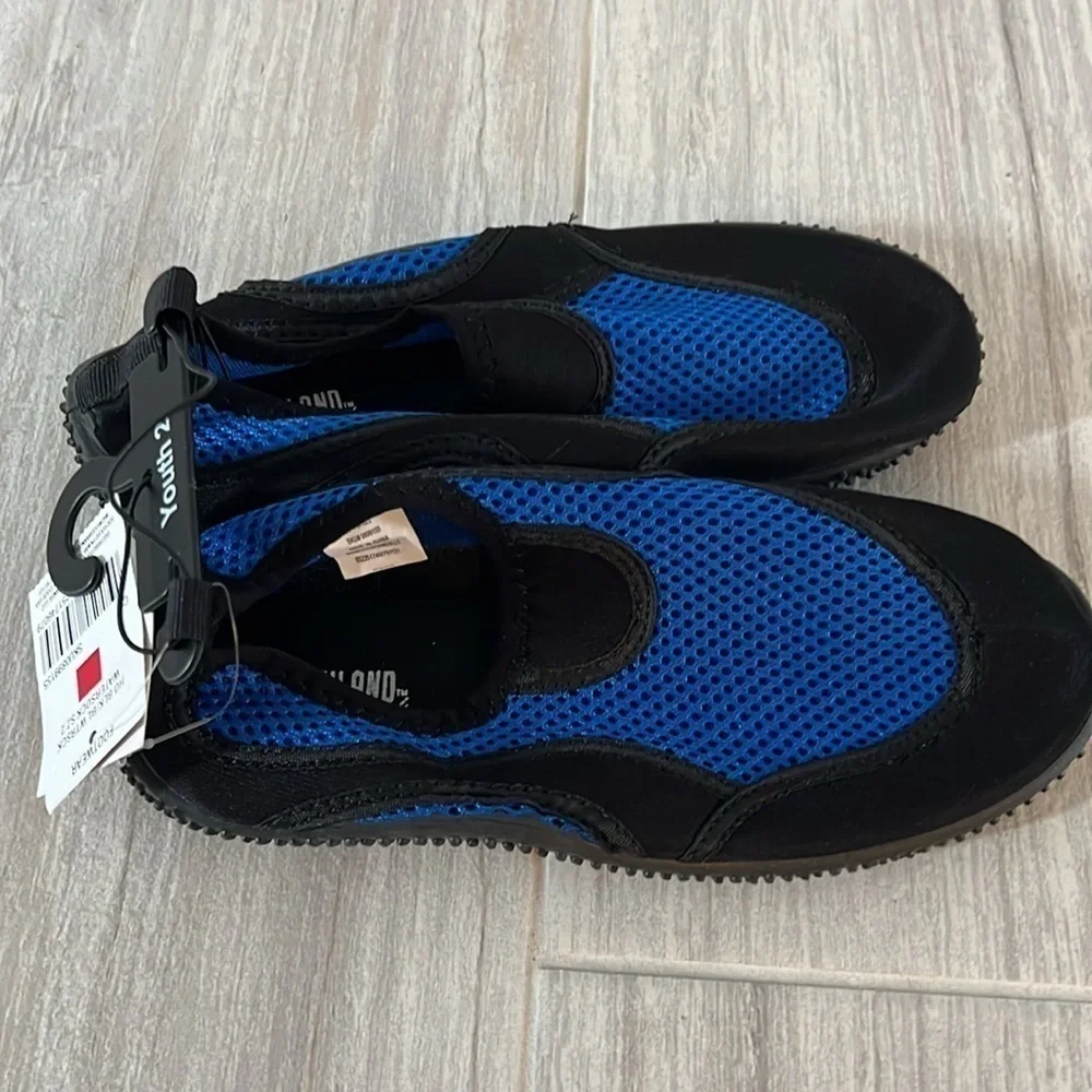 Kids Unisex blue & black water shoes size 2 Youth mesh